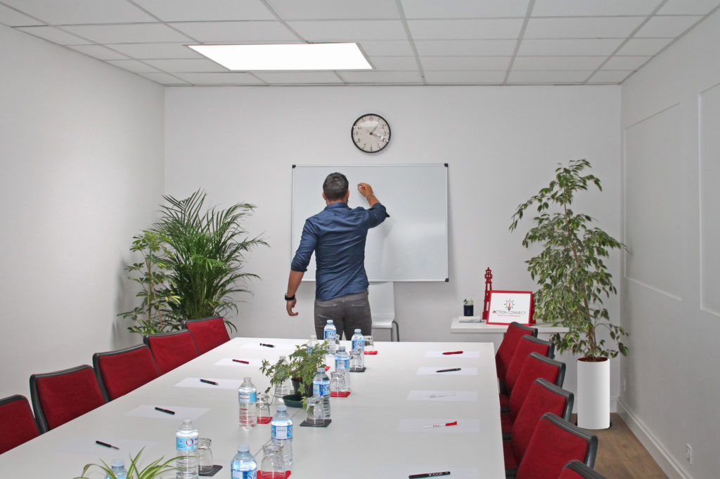 salle de réunion ou conférence action connect avec un tableau blanc et vidéoprojecteur
