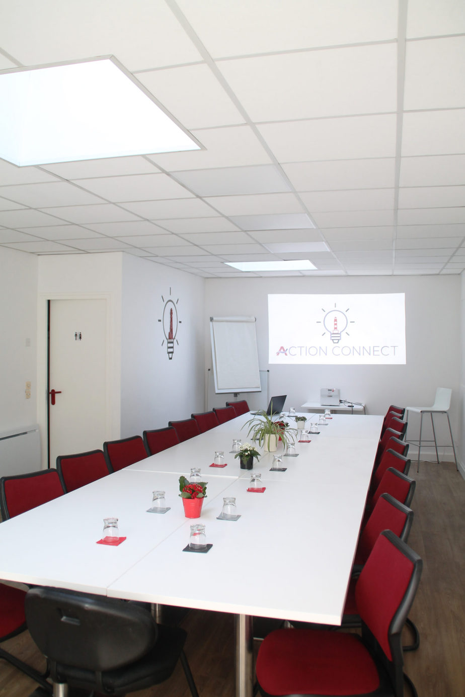 salle de réunion ou conférence action connect avec un tableau blanc et vidéoprojecteur